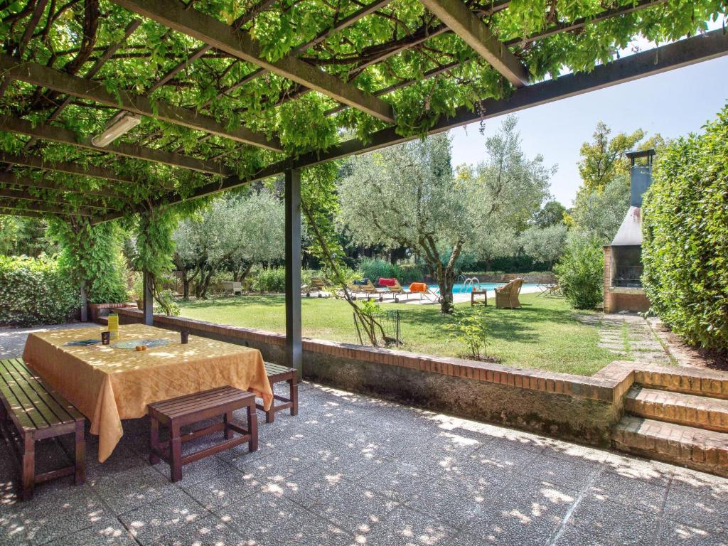Vonkajšia záhrada v ubytovaní Villa Angeli by Interhome