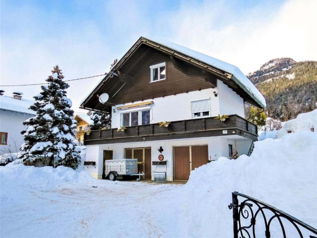 MühldorfにあるHoliday Home Stefanie by Interhomeの雪家