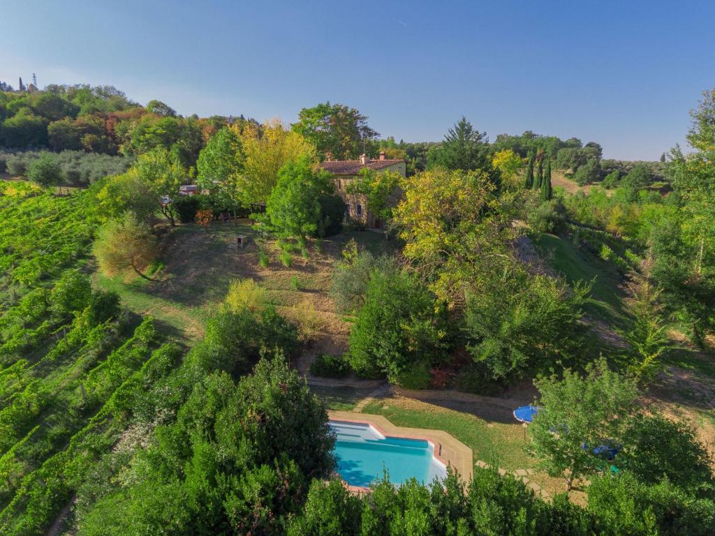 una vista aerea su una villa con piscina in giardino di Holiday Home Casa dei Ciliegi by Interhome a Querce