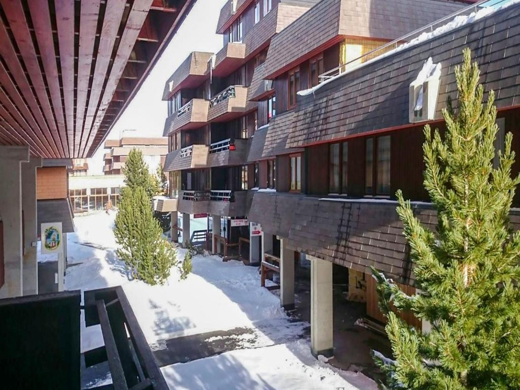 un edificio de apartamentos con árboles en la nieve en Studio Greppon 111 by Interhome, en Les Collons