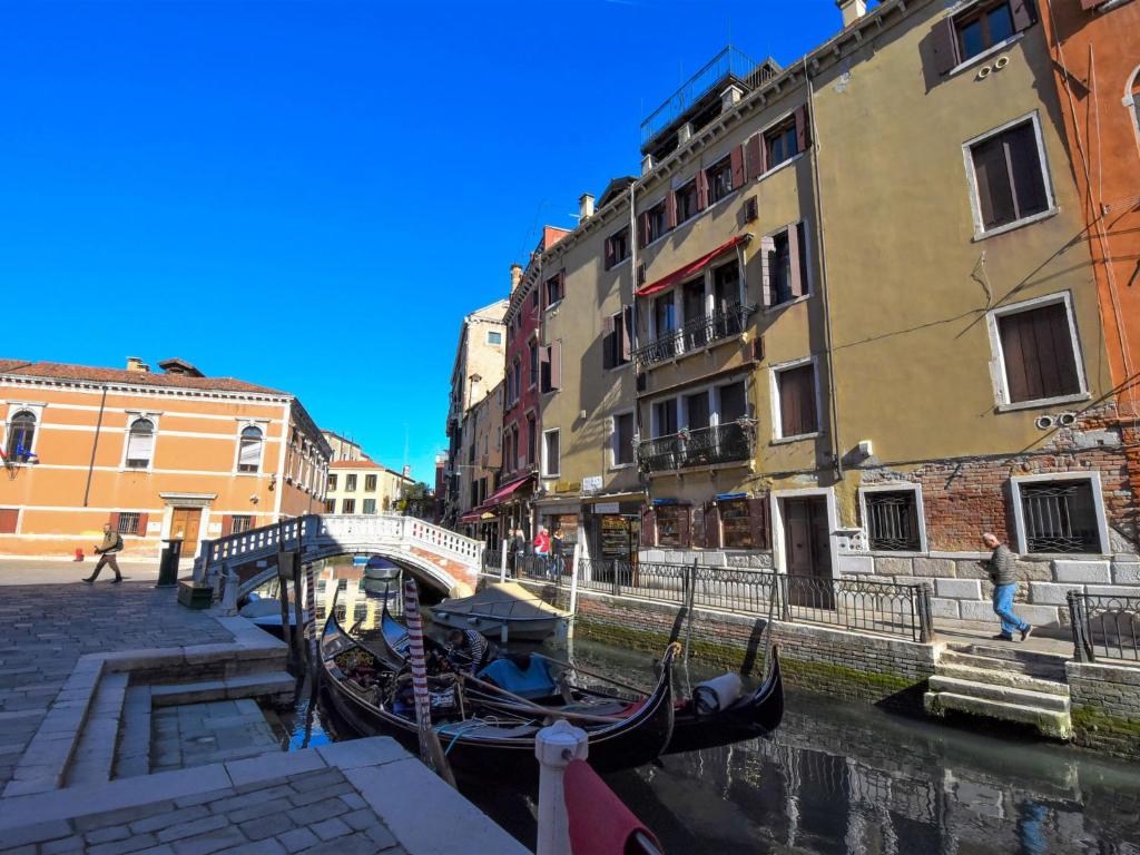 una góndola está atracada en un canal junto a los edificios en Apartment Al Foghèr by Interhome, en Venecia