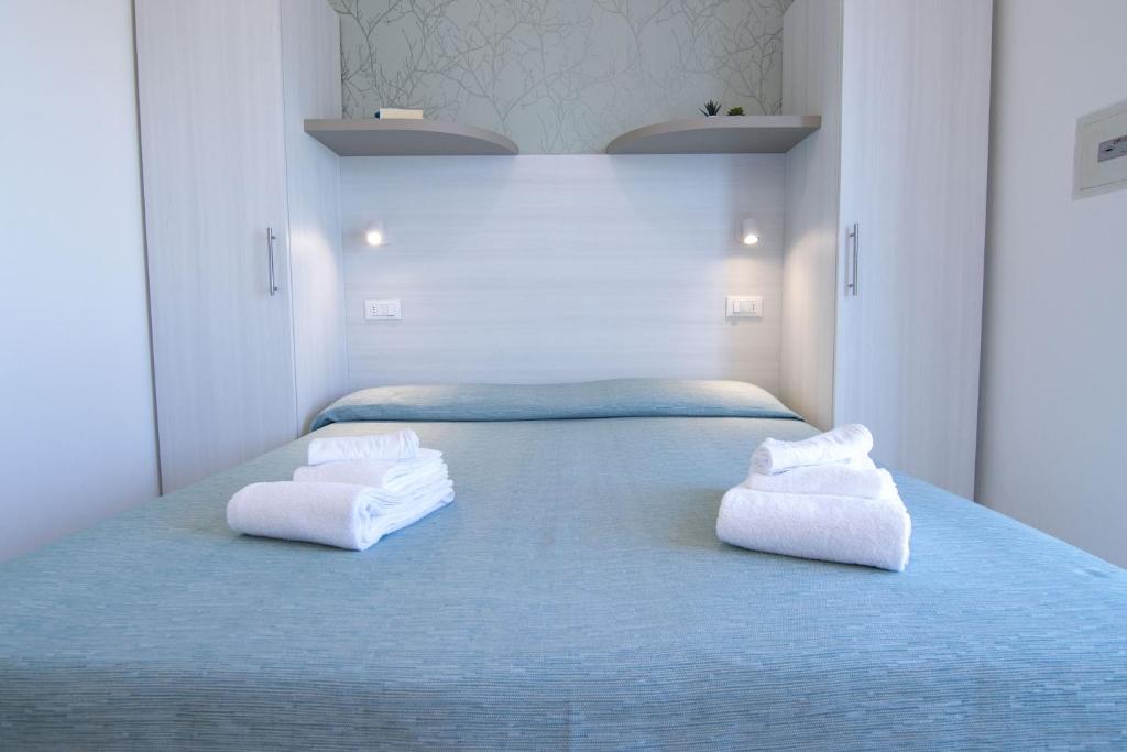 Łóżko lub łóżka w pokoju w obiekcie HOTEL ADRIA BEACH