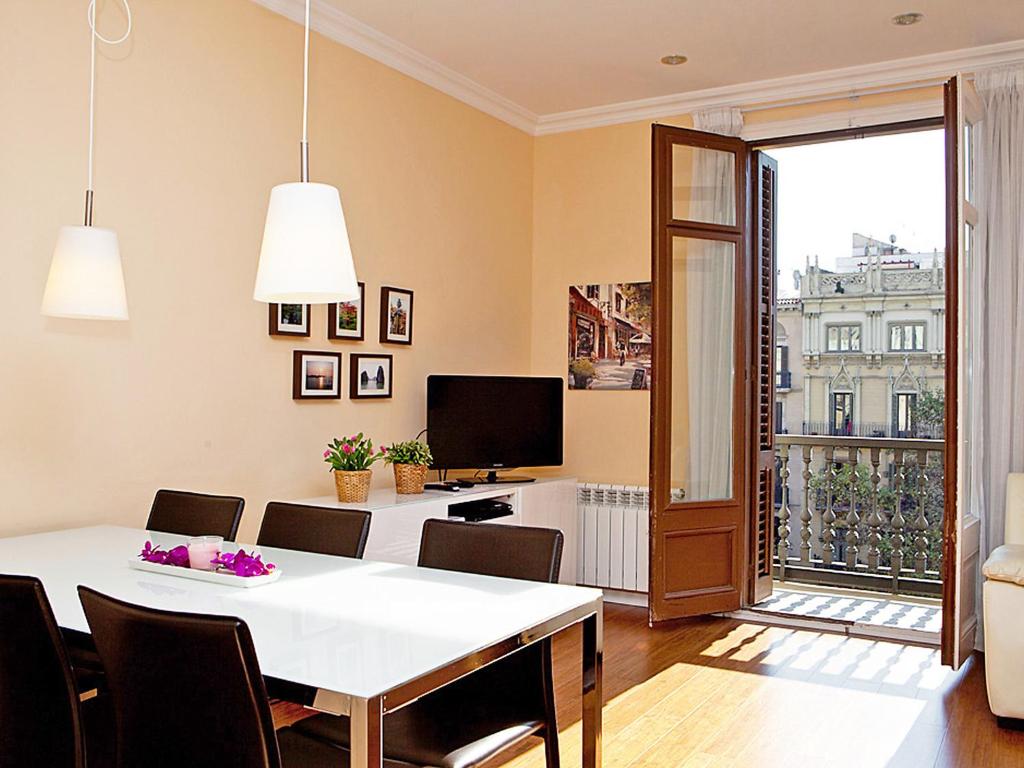 een eetkamer met een witte tafel en stoelen bij Apartment Eixample Esquerre Gran Via Balmes by Interhome in Barcelona