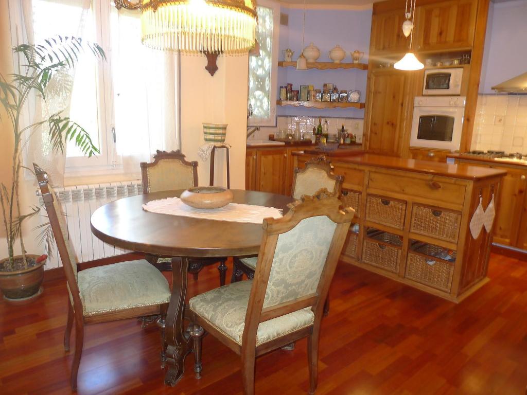 cocina con mesa y sillas en una habitación en Apartment Olot by Interhome, en Olot