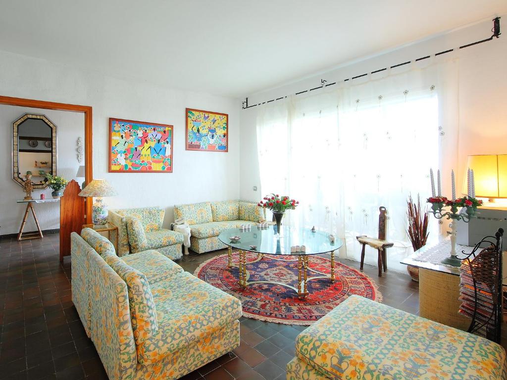 Posezení v ubytování Villa Torre Yato by Interhome