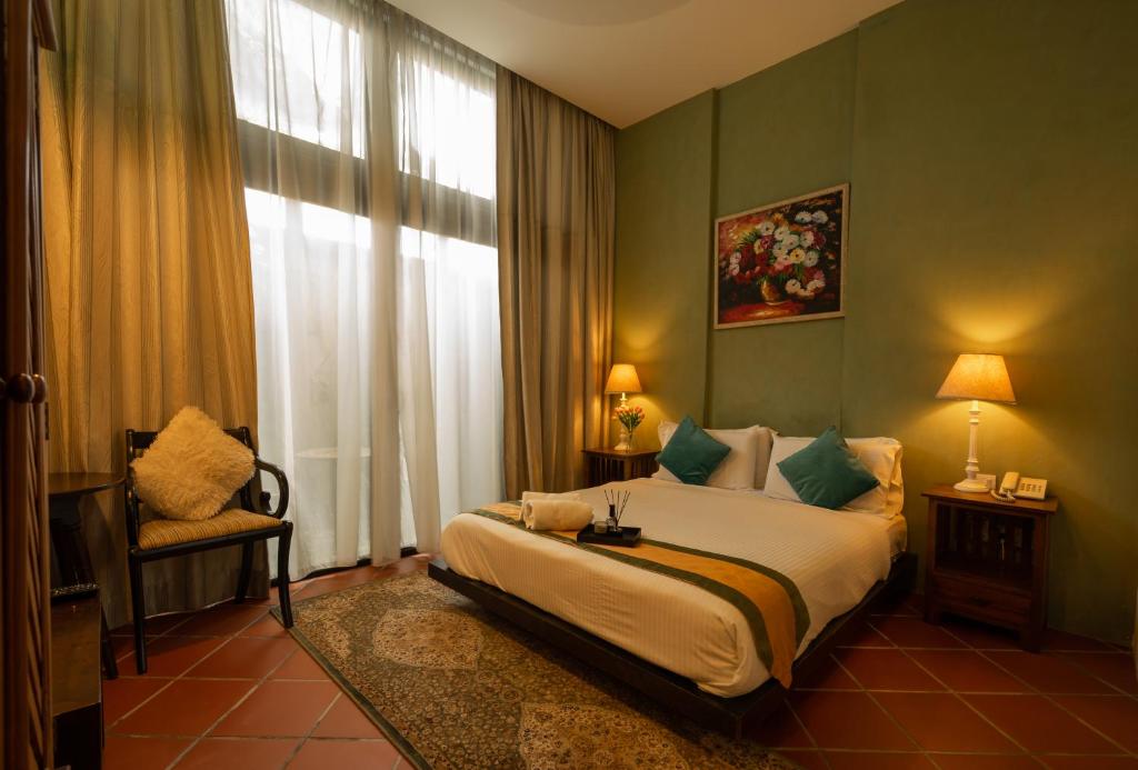 Un dormitorio con una cama grande y una ventana en Spices Hotel, en George Town