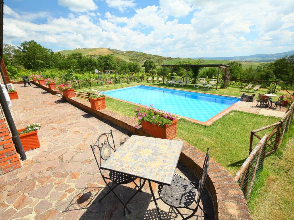 Bazén v ubytování Holiday Home Val d'Orcia by Interhome nebo v jeho okolí