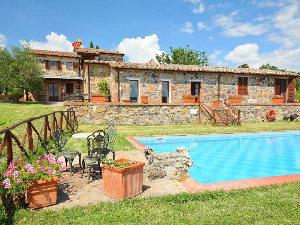 Bazén v ubytování Holiday Home Val d'Orcia by Interhome nebo v jeho okolí