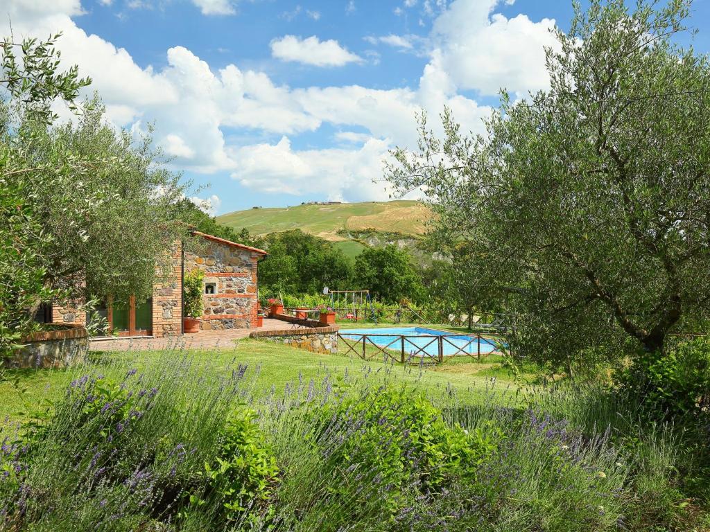 Bazén v ubytování Holiday Home Val d'Orcia by Interhome nebo v jeho okolí