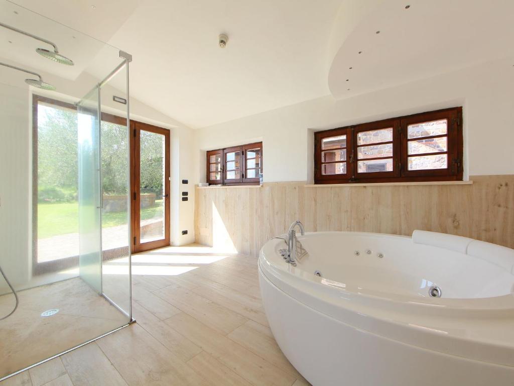 Koupelna v ubytování Holiday Home Val d'Orcia by Interhome