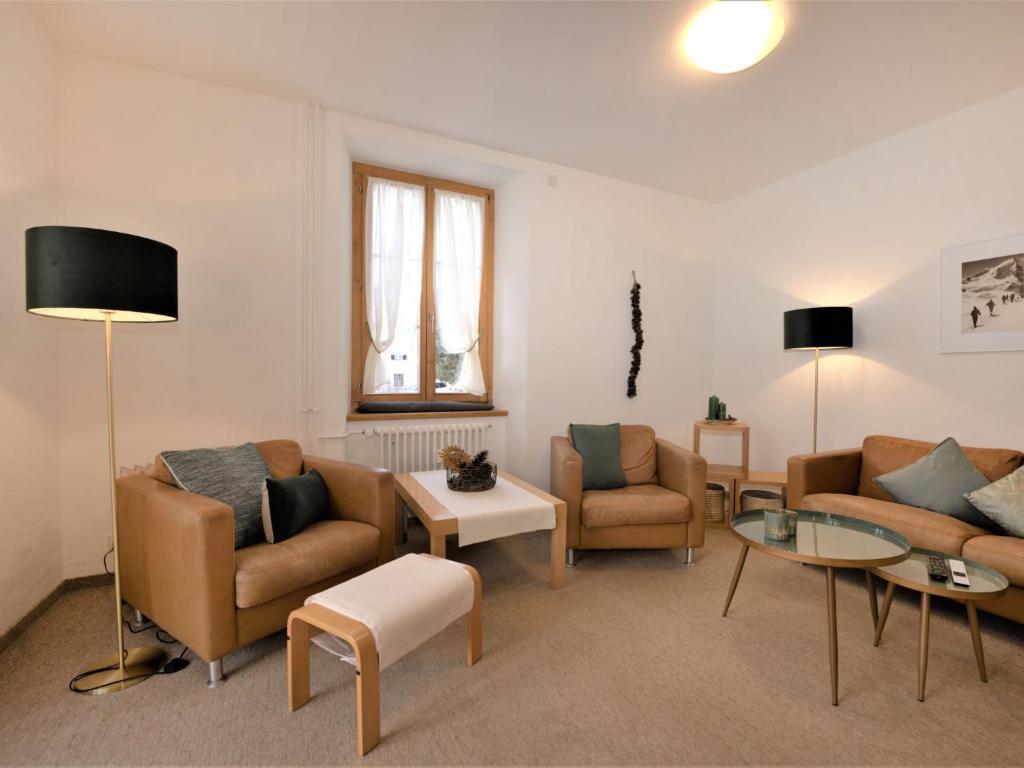 een woonkamer met banken en stoelen en een tafel bij Apartment Chesa Corvatsch by Interhome in Pontresina