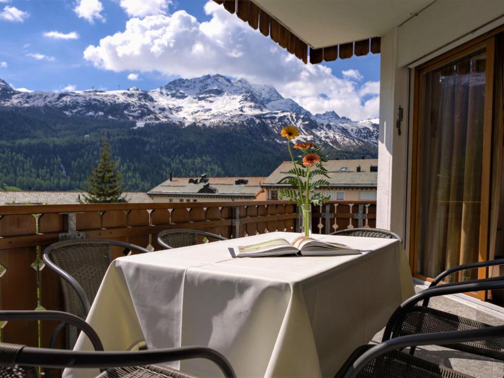 Uma vista geral da montanha ou uma vista da montanha a partir do apartamento