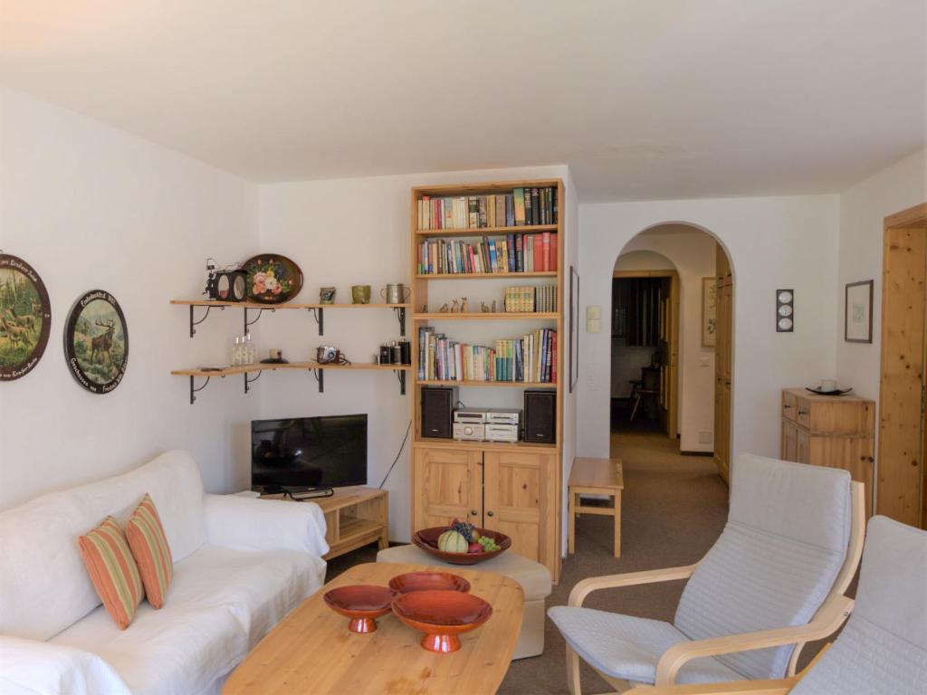Uma televisão e/ou sistema de entretenimento em Apartment Chesa Dal Luf B5 by Interhome
