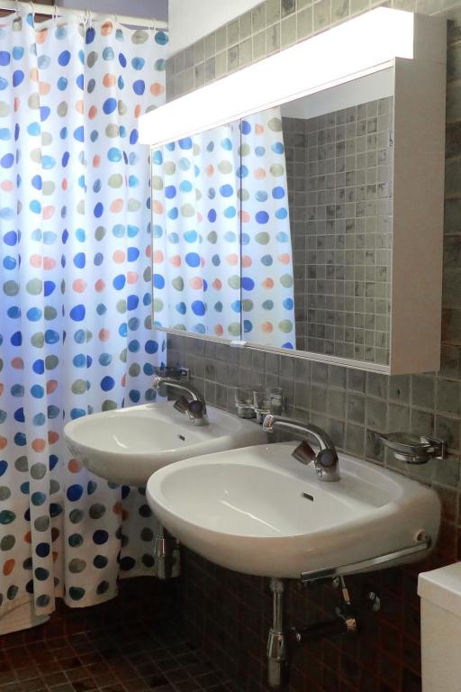 Koupelna v ubytování Apartment Chesa Prasüra 10 by Interhome