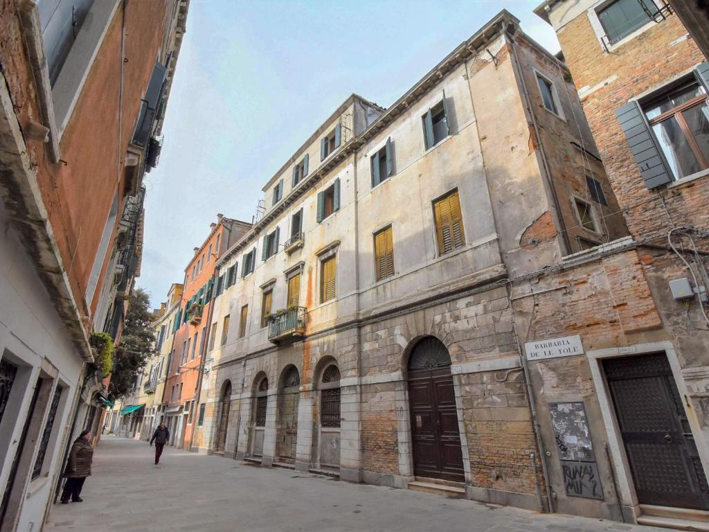 Une ruelle dans une vieille ville avec des bâtiments dans l'établissement Apartment Barbaria de le Tole by Interhome, à Venise