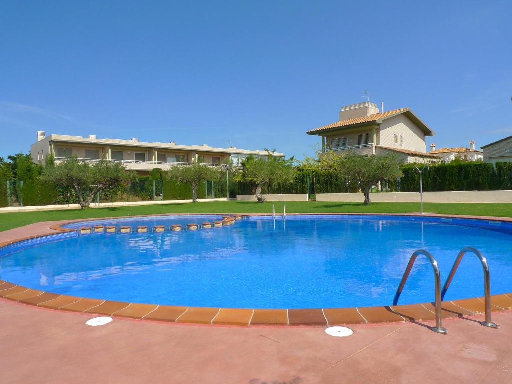 una gran piscina de agua azul frente a un edificio en Holiday Home Mestral by Interhome, en L'Ampolla