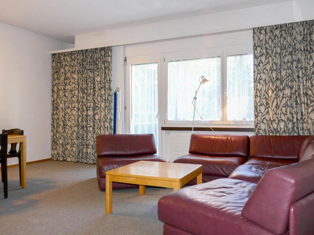 ein Wohnzimmer mit einem Sofa und einem Couchtisch in der Unterkunft Apartment Allod-Park-37 by Interhome in Davos