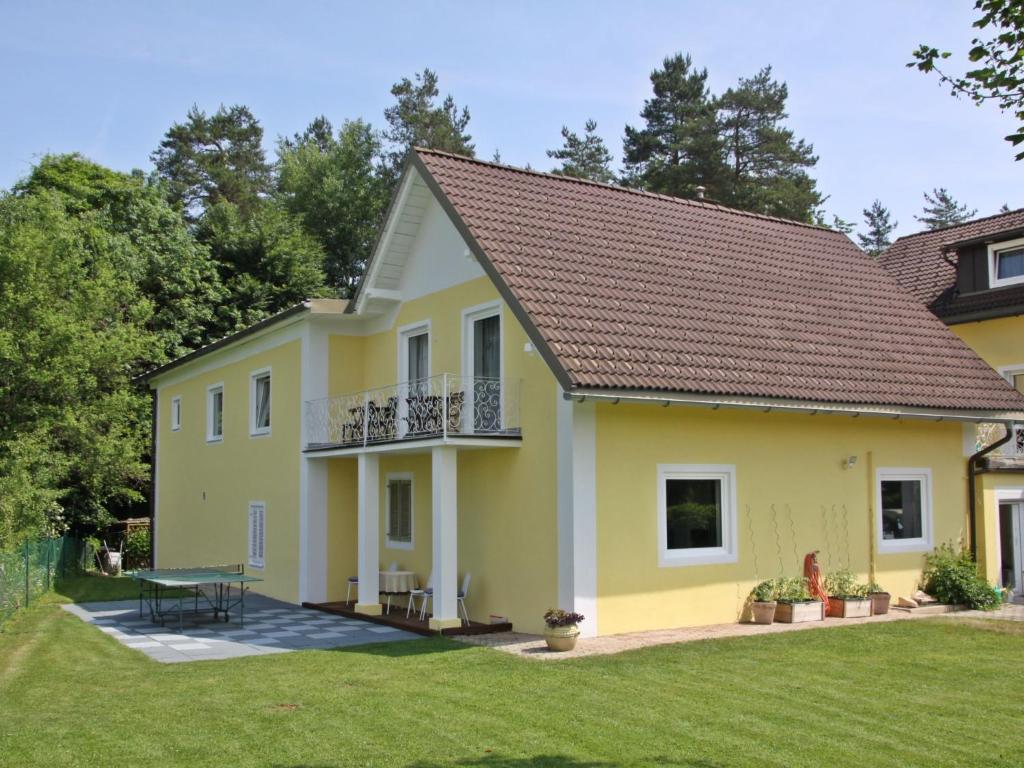 ein gelbes Haus mit einem Dach in der Unterkunft Apartment Ogris-2 by Interhome in Selpritsch