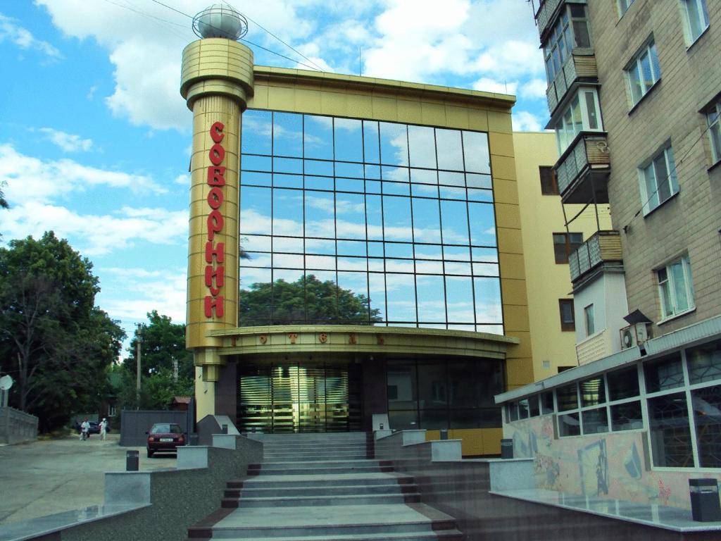 un edificio con una torre con una escalera delante en Soborniy Hotel, en Zaporozhye