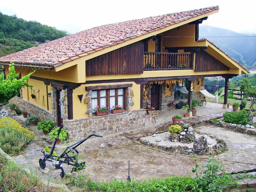 Una pequeña casa amarilla con un balcón en la parte superior. en Holiday Home Potes Viñon by Interhome en Tama