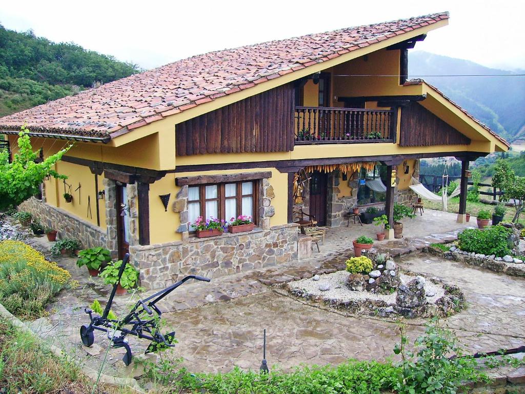 Una pequeña casa amarilla con un balcón en la parte superior. en Holiday Home Potes Vinon - 2 hab- by Interhome, en Tama