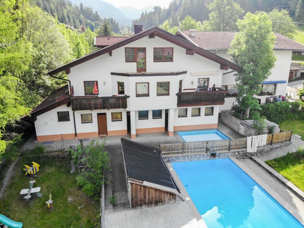 eine Luftansicht eines Hauses mit Pool in der Unterkunft Apartment Camping Rossbach-1 by Interhome in Nassereith