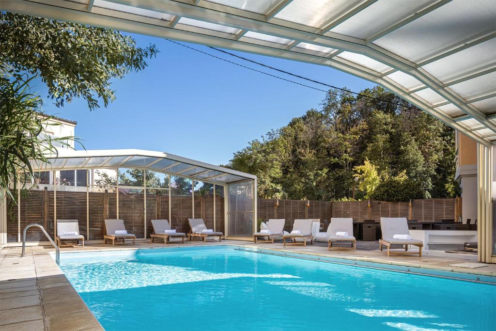 Bazén v ubytování Hôtel Spa Thermalia nebo v jeho okolí