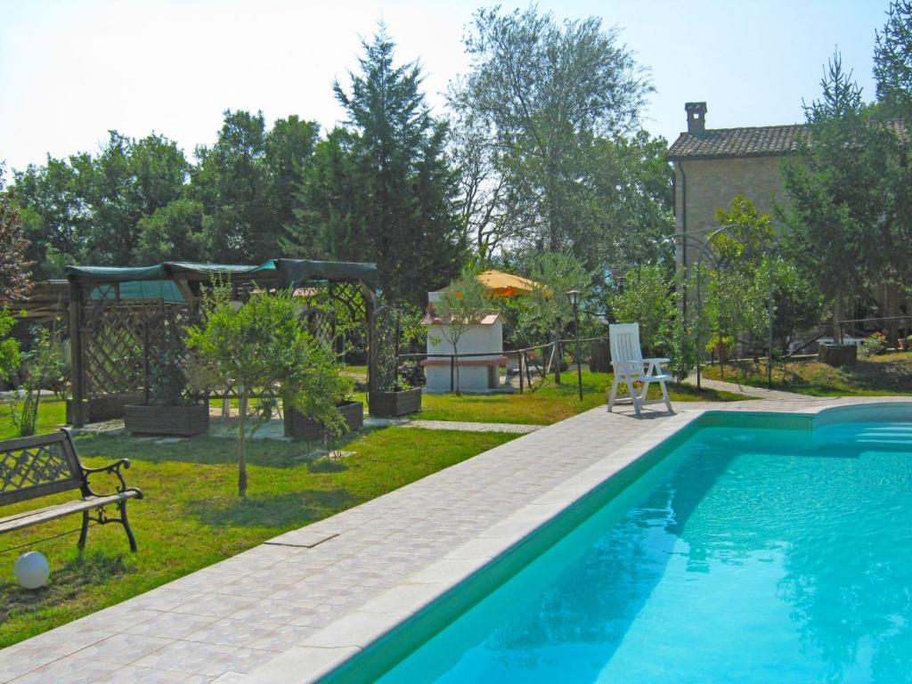 Vasciano NuovoにあるHoliday Home Torregentile by Interhomeの裏庭のスイミングプール