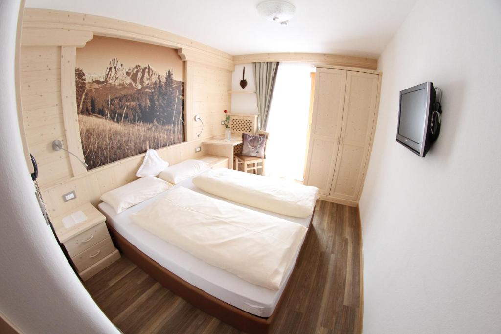 Łóżko lub łóżka w pokoju w obiekcie Hotel Val
