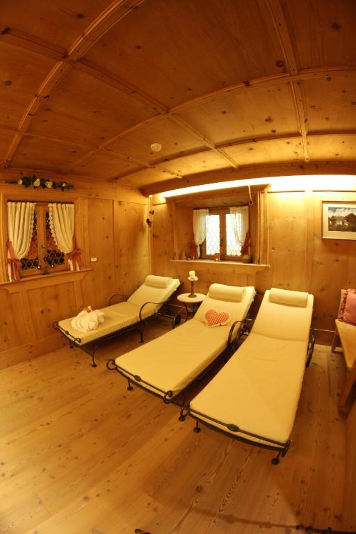 pokój z łóżkami i stołem w kabinie w obiekcie Hotel Val w mieście Selva di Val Gardena