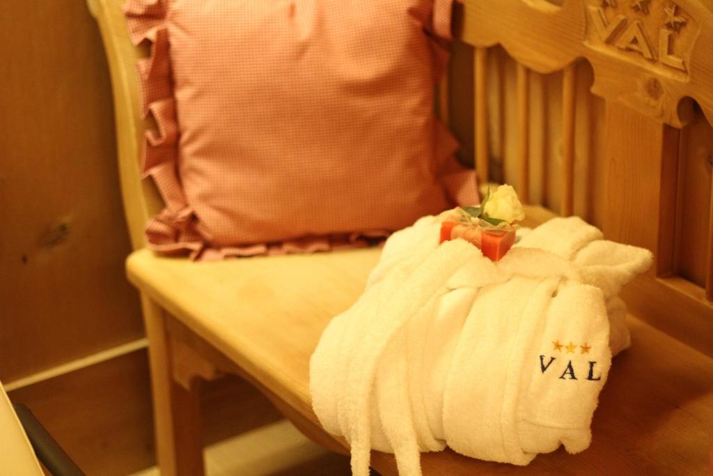 Łóżko lub łóżka w pokoju w obiekcie Hotel Val