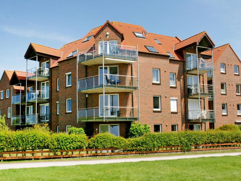 ein großes Backsteinapartment mit Balkon in der Unterkunft Apartment Baltrum-Badestrasse by Interhome in Norddeich