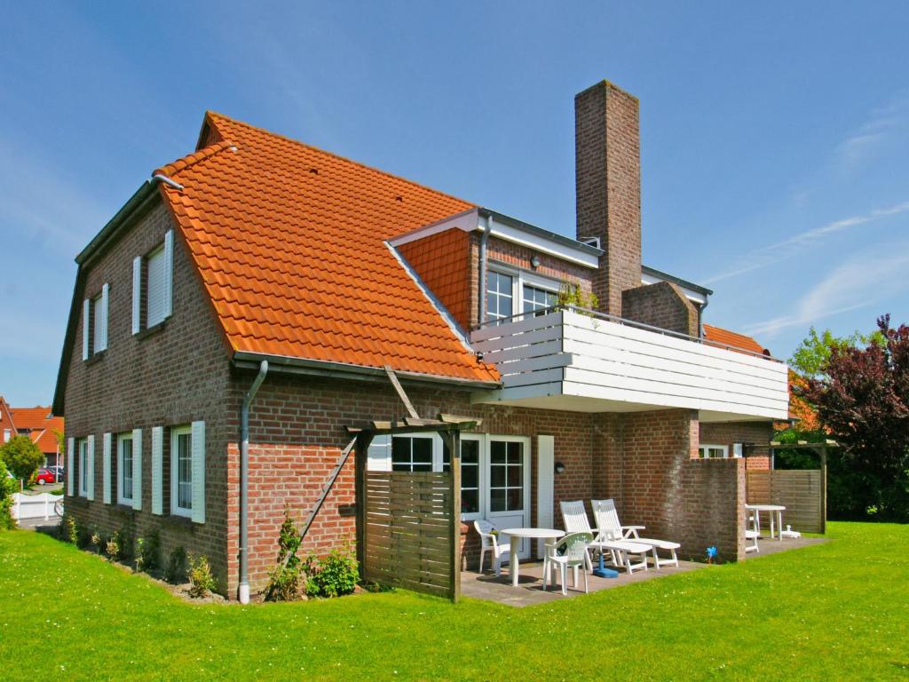 ノルトダイヒにあるApartment Küstennebel by Interhomeのオレンジの屋根の家