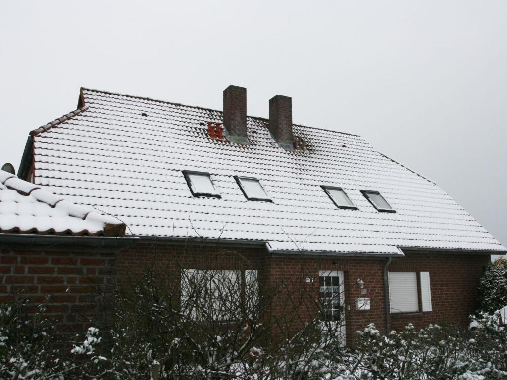 ein Hausdach mit Schnee darauf in der Unterkunft Apartment Küstennebel by Interhome in Norddeich