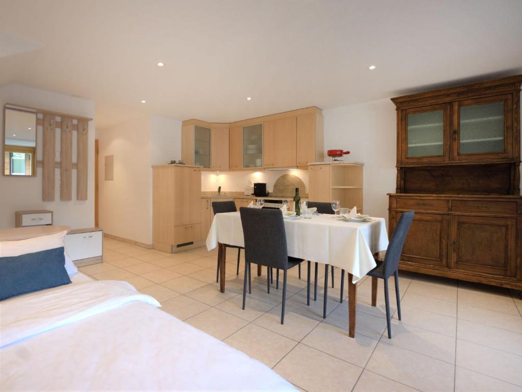 Kuchyň nebo kuchyňský kout v ubytování Apartment La Prairie by Interhome
