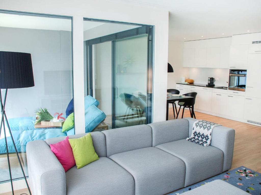 - un salon avec un canapé gris et des oreillers colorés dans l'établissement Apartment LaVille A-3-4 by Interhome, à Locarno