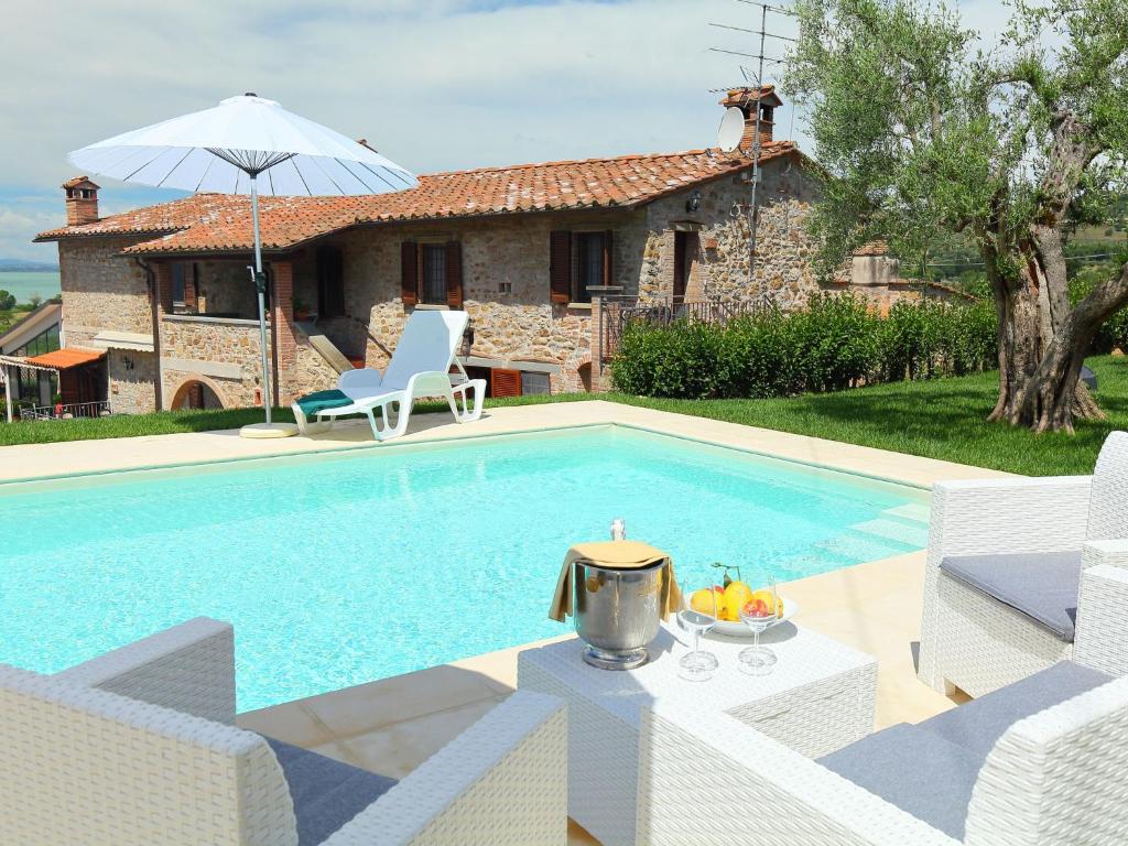 uma villa com uma piscina e uma casa em Holiday Home Trasimeno link by Interhome em San Savino