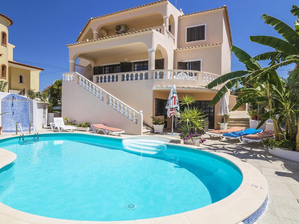 una villa con piscina frente a una casa en Villa Villa Quinta do Sol by Interhome, en Armação de Pêra
