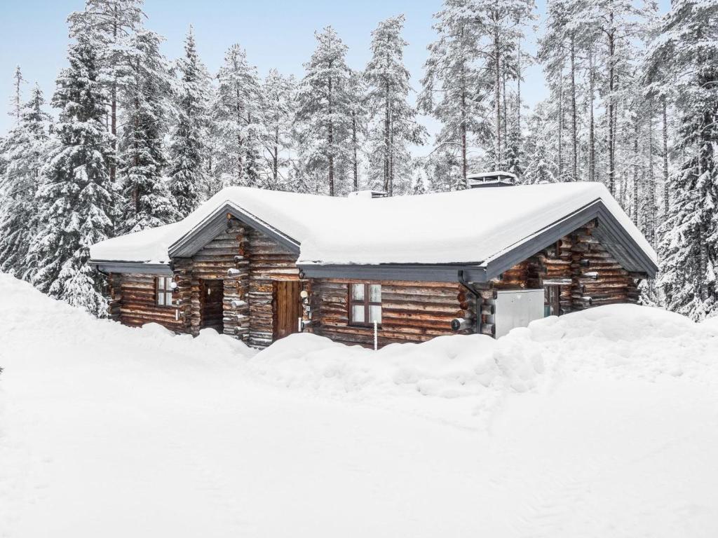 ルカにあるHoliday Home Rantaruka 4d1 by Interhomeの雪の中の木々の丸太小屋