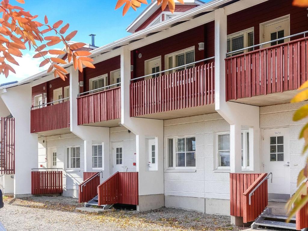 un edificio de apartamentos con balcones rojos. en Holiday Home Levi star 1503 by Interhome en Levi