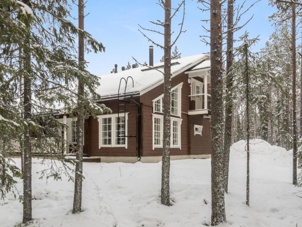 レヴィにあるHoliday Home Atrin suvanto b by Interhomeの雪の森の家