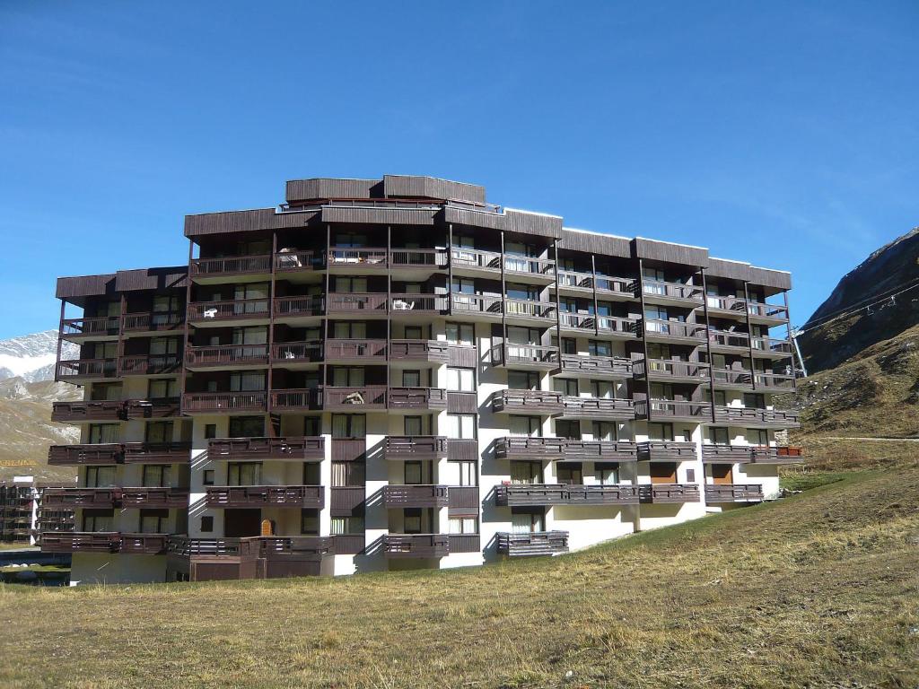 un immeuble d'appartements avec balcon sur le côté d'une colline dans l'établissement Studio Les Tommeuses - Val Claret-25 by Interhome, à Tignes