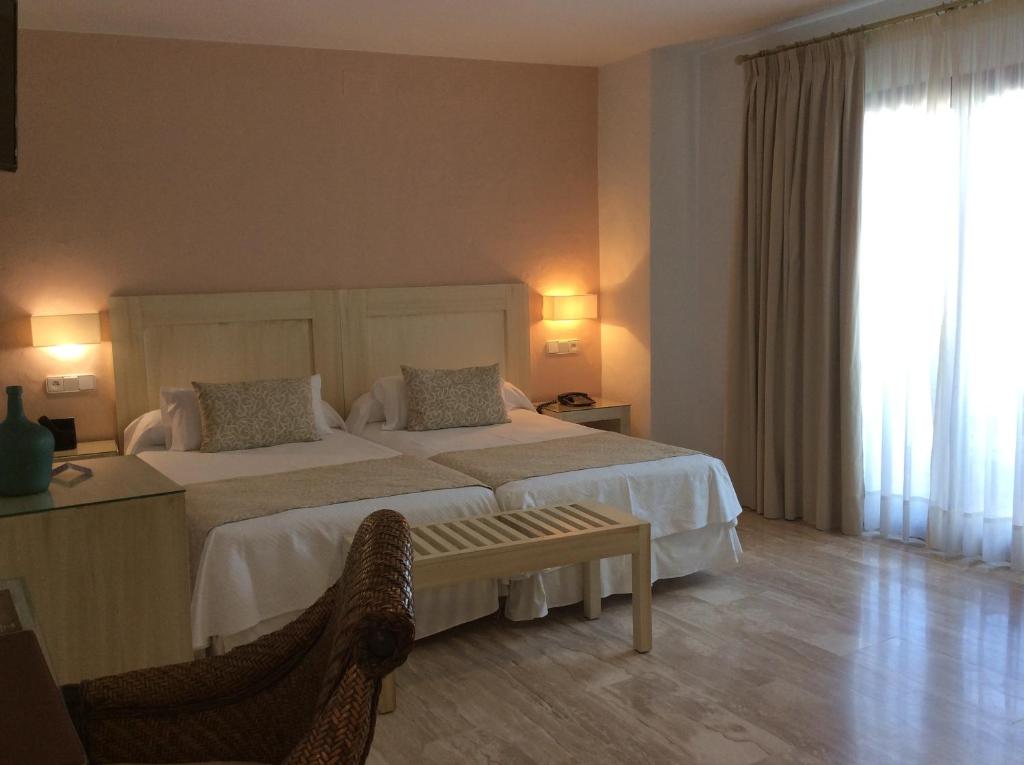 Posteľ alebo postele v izbe v ubytovaní Hotel Doña Lola Zahara