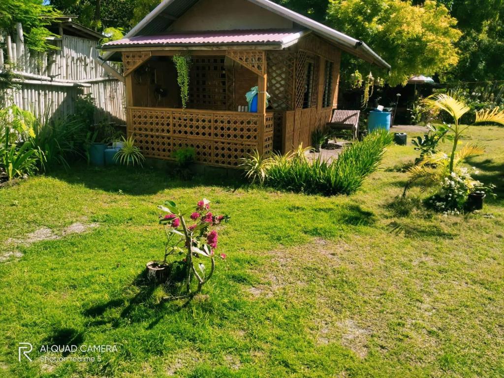 Zahrada ubytování Shirley's Cottage - Pamilacan Island