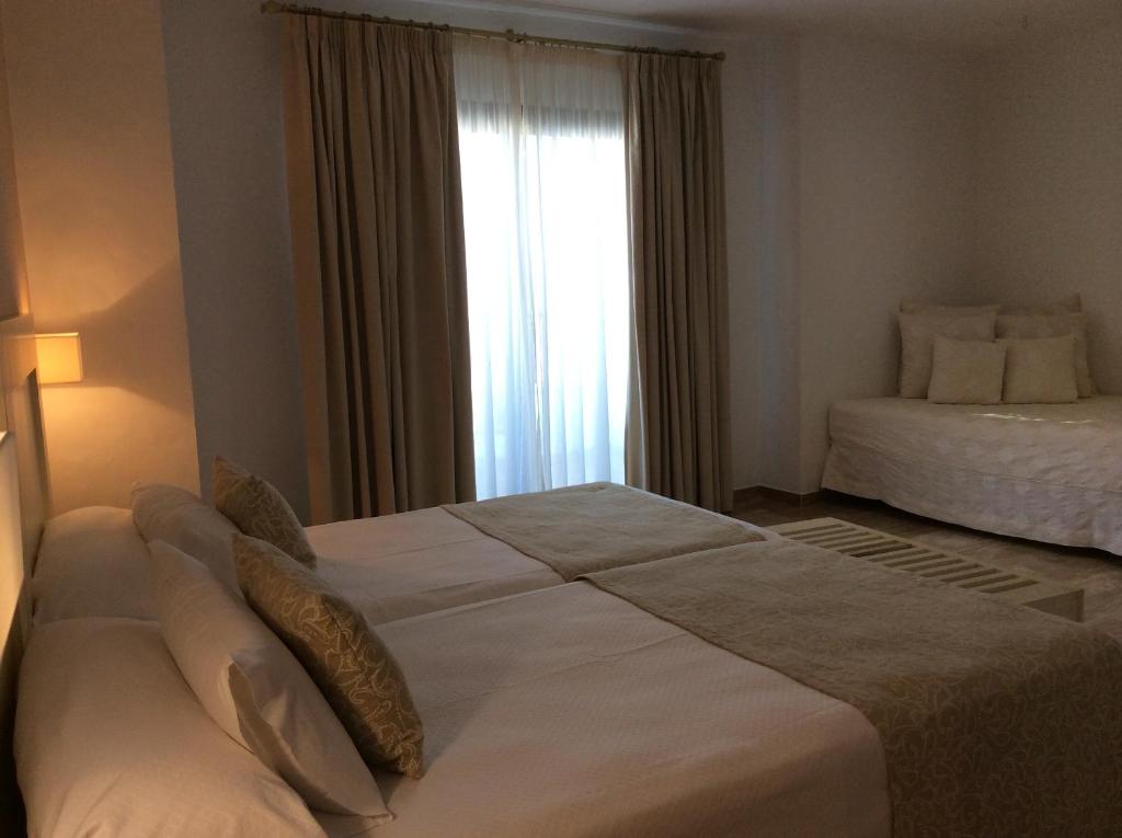 Posteľ alebo postele v izbe v ubytovaní Hotel Doña Lola Zahara