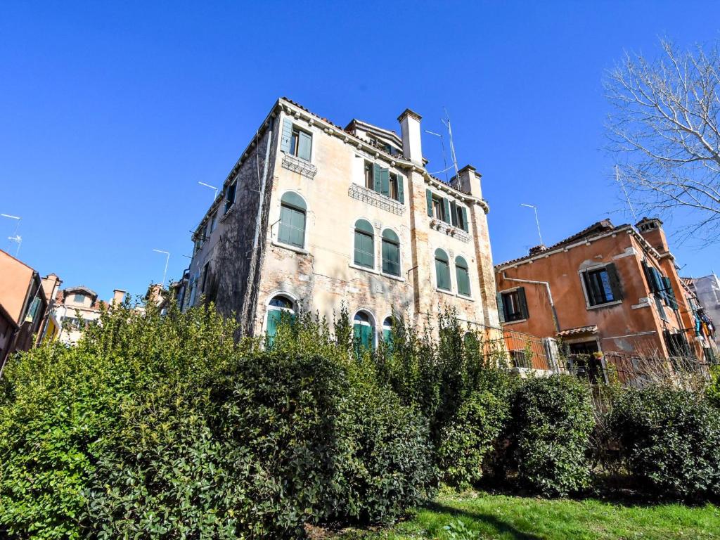 an old brick building with bushes in front of it at Apartment Casanas-2 by Interhome in Venice