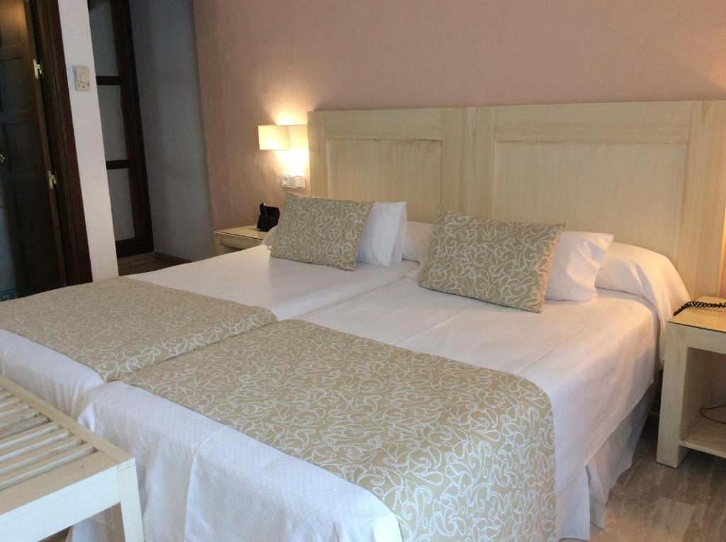 Posteľ alebo postele v izbe v ubytovaní Hotel Doña Lola Zahara