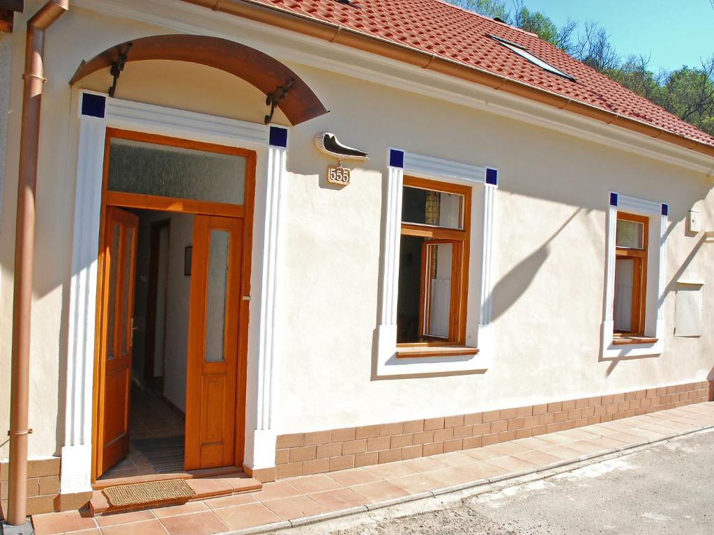 ein kleines weißes Haus mit rotem Dach in der Unterkunft Holiday Home Parkany 1 by Interhome in Bechyně