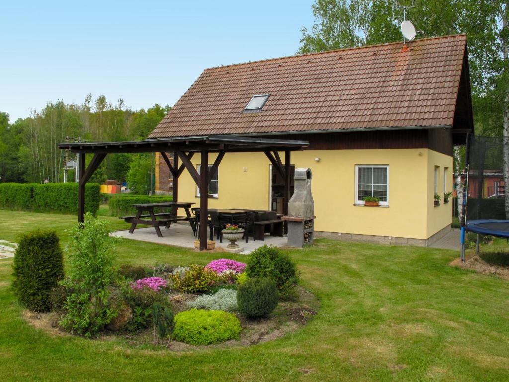 einen Picknickplatz mit einem Picknicktisch im Hof in der Unterkunft Holiday Home Fojtka by Interhome in Fojtka