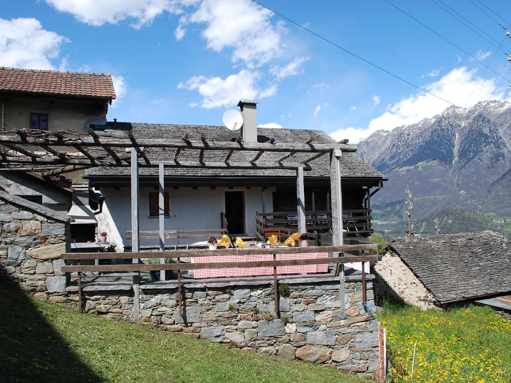 ein Steinhaus mit einer Bank davor in der Unterkunft Holiday Home Mona by Interhome in Leontica
